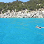 Dalla spiaggia di Colostrai è possibile raggiungere le calette più belle delle oasi di Muravera e dell'area marina di Villasimius