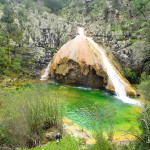 Colori incredibili di una delle cascate dell'altopiano del Monte Cardiga